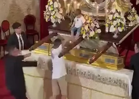 Homem corre em igreja, interrompe missa e 'abandona' criança no altar; vídeo