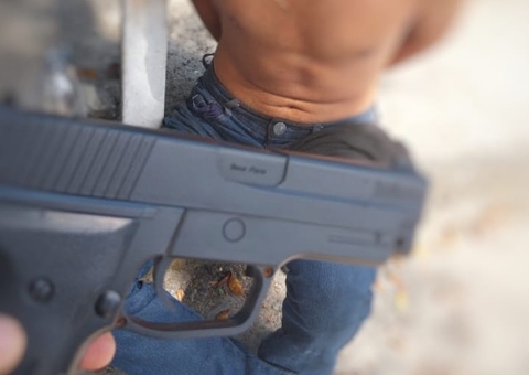 Suspeito é espancado ao tentar assaltar ônibus com arma falsa em Manaus