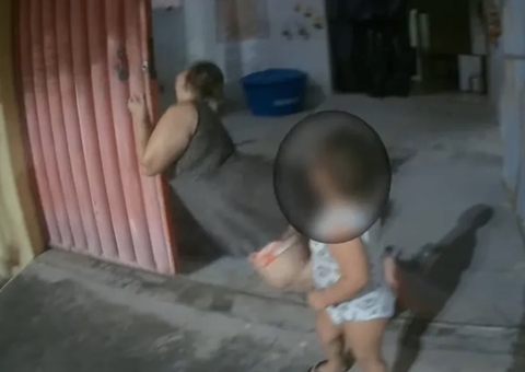 Mulher desmaia ao receber lanche e é socorrida por entregador; vídeo