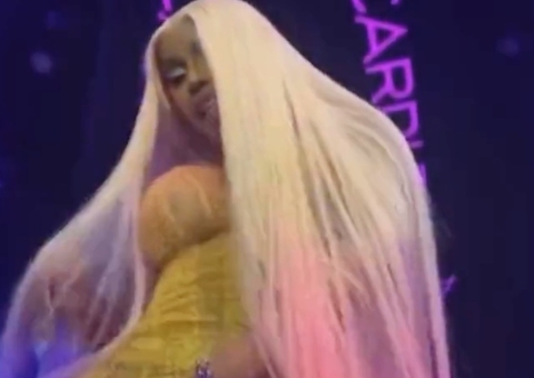 Sem calcinha, Cardi B deixa absorvente interno à mostra ao rebolar em show 