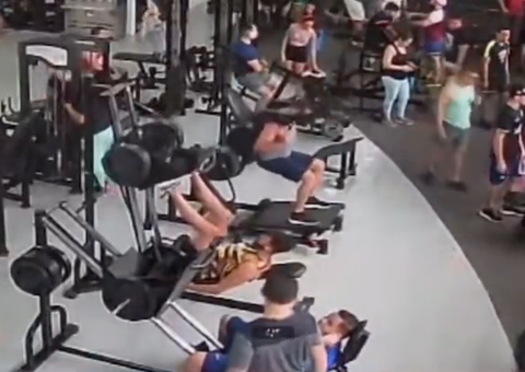 Vídeo mostra aparelho de academia com 150 kg caindo em aluno; homem não sente as pernas