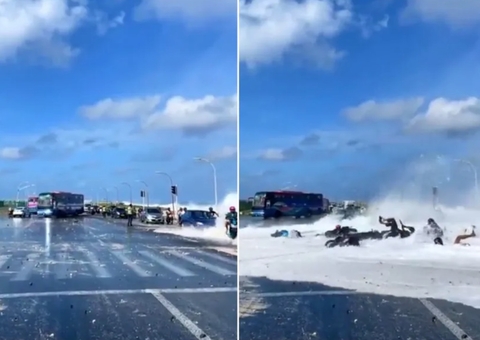 Onda invade ponte e arrasta motociclistas nas Maldivas; vídeo 
