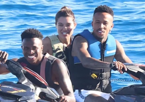 Solteiro, Éder Militão curte passeio de iate com mulheres e Vini Jr em Ibiza