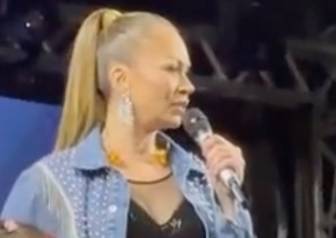 Solange Almeida interrompe show e dá bronca em mãe que perdeu filha: ‘manda vir buscar'