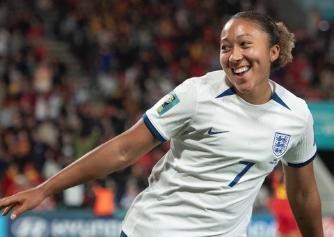 Técnica da Inglaterra diz que James 'perdeu o controle' ao pisar em rival