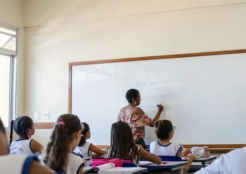 Veja lista de professores que vão receber 14º e 15º salários em Manaus