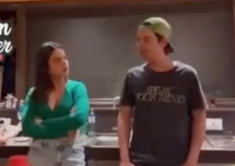 Jovem expõe traição do namorado em reunião familiar e posta vídeo na internet: 'ficar pra sempre'