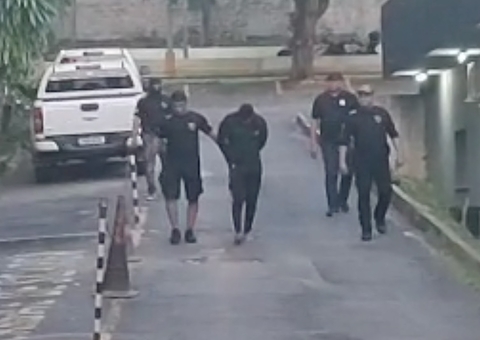 Suspeito de matar grávida é recebido por gritos de populares revoltados em delegacia de Manaus; vídeos