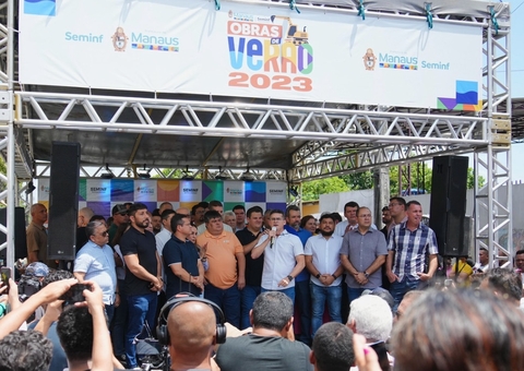 Vereadores e ex-vereadores se aglomeram para sair 'bem na foto' em eventos da Prefeitura de Manaus