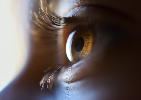 Olho e pálpebra tremendo podem indicar que algo não vai bem