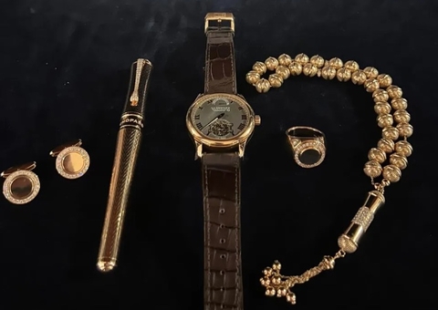 PF revela que kit de joias de Bolsonaro foi colocado em leilão online