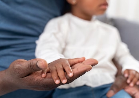 Mais 170 mil crianças não receberam o nome do pai no último ano no Brasil