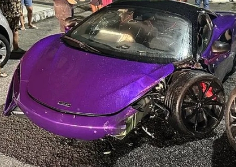 McLaren de R$ 2 milhões é destruída em acidente; vídeos