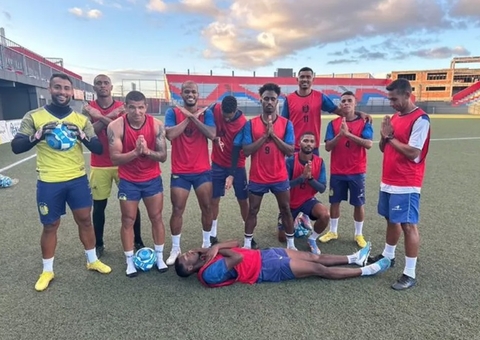 FBF repudia foto que jogadores do Nacional 'velam corpo' dias após morte de atleta do Bahia de Feira