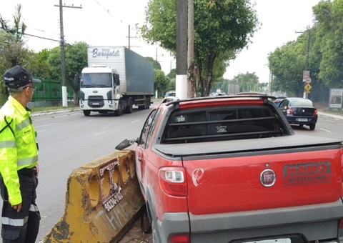 Carro fica engatado em 'dente de dragão' durante acidente em Manaus