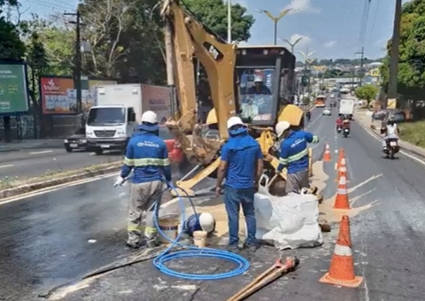 Obra no meio de avenida deixa trânsito caótico em Manaus