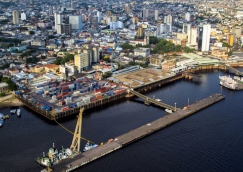Trabalhador tenta recuperar carga e desaparece em rio no Porto de Manaus