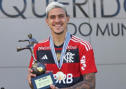 Torcida do Flamengo elege seus alvos e abraça Pedro após crise e eliminação
