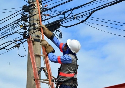 Energia começa a voltar em bairros de Manaus, mas sistema nacional segue inoperante