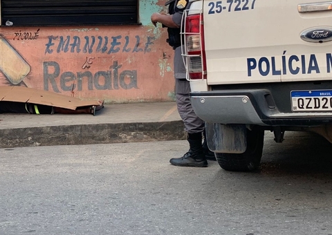 Criminosos encapuzados matam homem a tiros na frente de mercadinho em Manaus