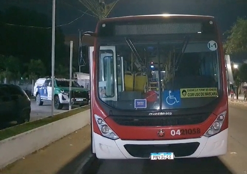Criminosos armados com facões tocam o terror em assalto a ônibus em Manaus
