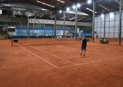 Campeonato de tênis acontece até domingo com exposição de troféus de Guga em Manaus
