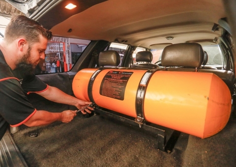 Projeto que isenta IPVA de veículos elétricos, híbridos e com GNV avança na Aleam