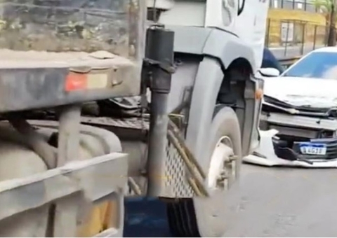 Carro fica destruído em acidente com caminhão-guincho em Manaus; vídeo