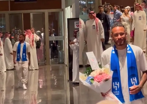 Neymar chega à Arábia Saudita usando crucifixo e chama atenção 