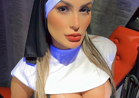 Andressa Urach grava vestida de freira com Sabrina Boing Boing: 'vamos rezar juntos'