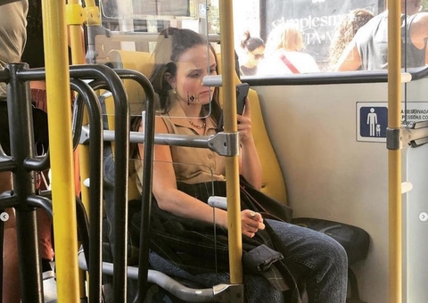 Foto de Larissa Manoela em ônibus viraliza após polêmica com os pais