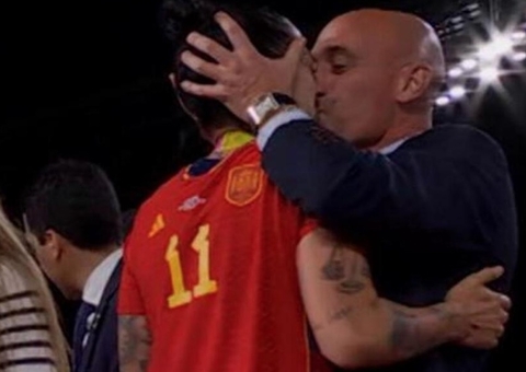 Presidente da Federação Espanhola se desculpa por beijo na boca de jogadora