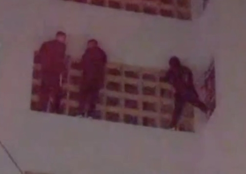 Trio escala prédio para pichá-lo e pede socorro após um deles passar mal