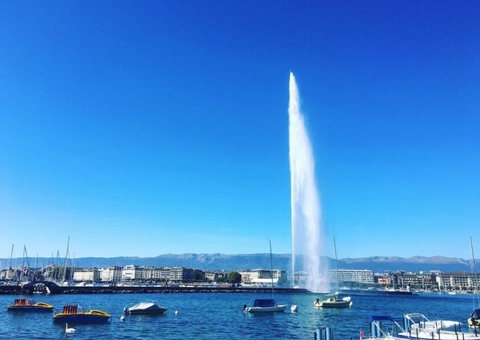 Jovem invade fonte turística na Suíça, é jogado ao ar e acaba hospitalizado