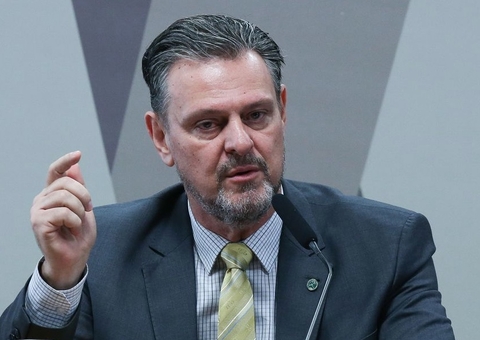 Ministro da Agricultura vira alvo do centrão e tenta devolver verba que usou em seu próprio estado