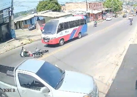 Motociclista é arremessado para baixo de micro-ônibus durante acidente em Manaus; vídeo chocante