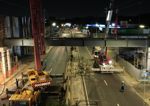 Viga de sustentação é instalada na nova passarela na avenida Ephigênio Salles