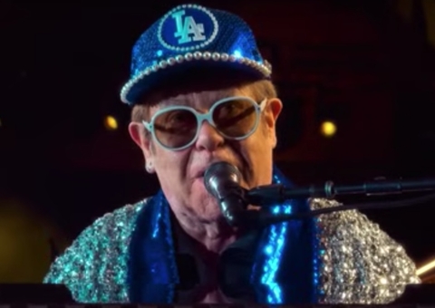 Elton John sofre acidente doméstico e é levado para hospital 