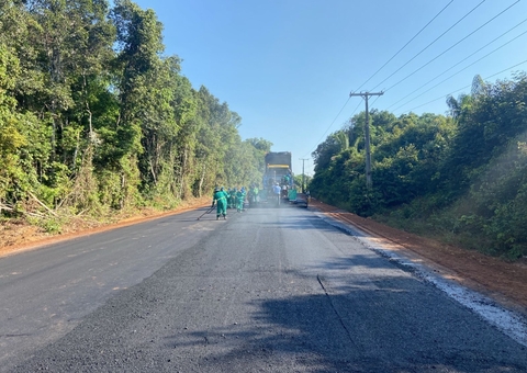 Obra de revitalização da rodovia AM-352 avança em Novo Airão 