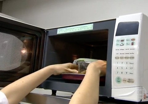 Usar potes plásticos no microondas pode intoxicar comida, revela pesquisa