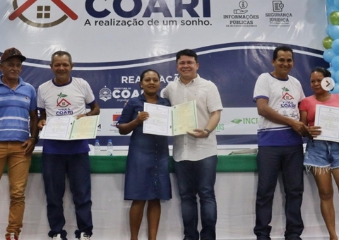 Prefeitura de Coari entrega registros de imóveis e realiza sonho da casa própria no Amazonas