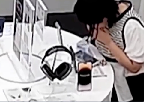 Mulher rói cabo de segurança para roubar iPhone em loja; veja vídeo 