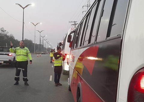 Veículos são apreendidos por transporte ilegal no Distrito Industrial em Manaus