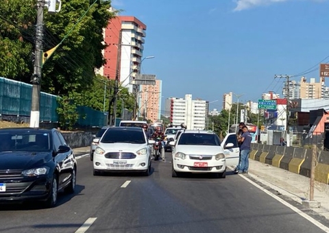 Engavetamento para trânsito na Avenida Efigênio Salles em Manaus