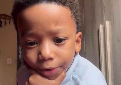 Menino de 5 anos rebate colega que o chamou de gay e vídeo viraliza: 'boca de sacola'
