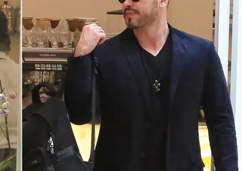 Sidney Sampaio é clicado em shopping 1 mês após queda de hotel; veja como ele está