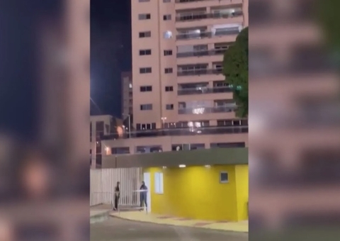 Casal faz sexo em janela de prédio com vista para estádio lotado