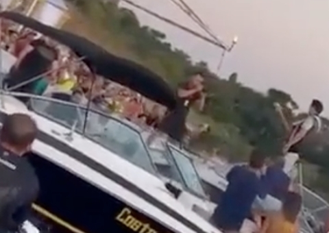 Manauaras gritam 'Joelma' para Ximbinha em flutuante no Tarumã; vídeo