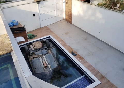 Jovem morre afogada após cair com carro em piscina