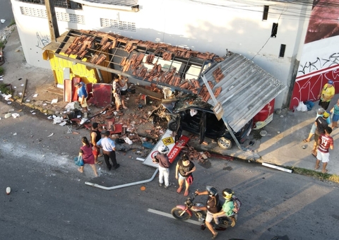 Motorista embriagado destrói ponto de ônibus ao perder controle do carro em Manaus